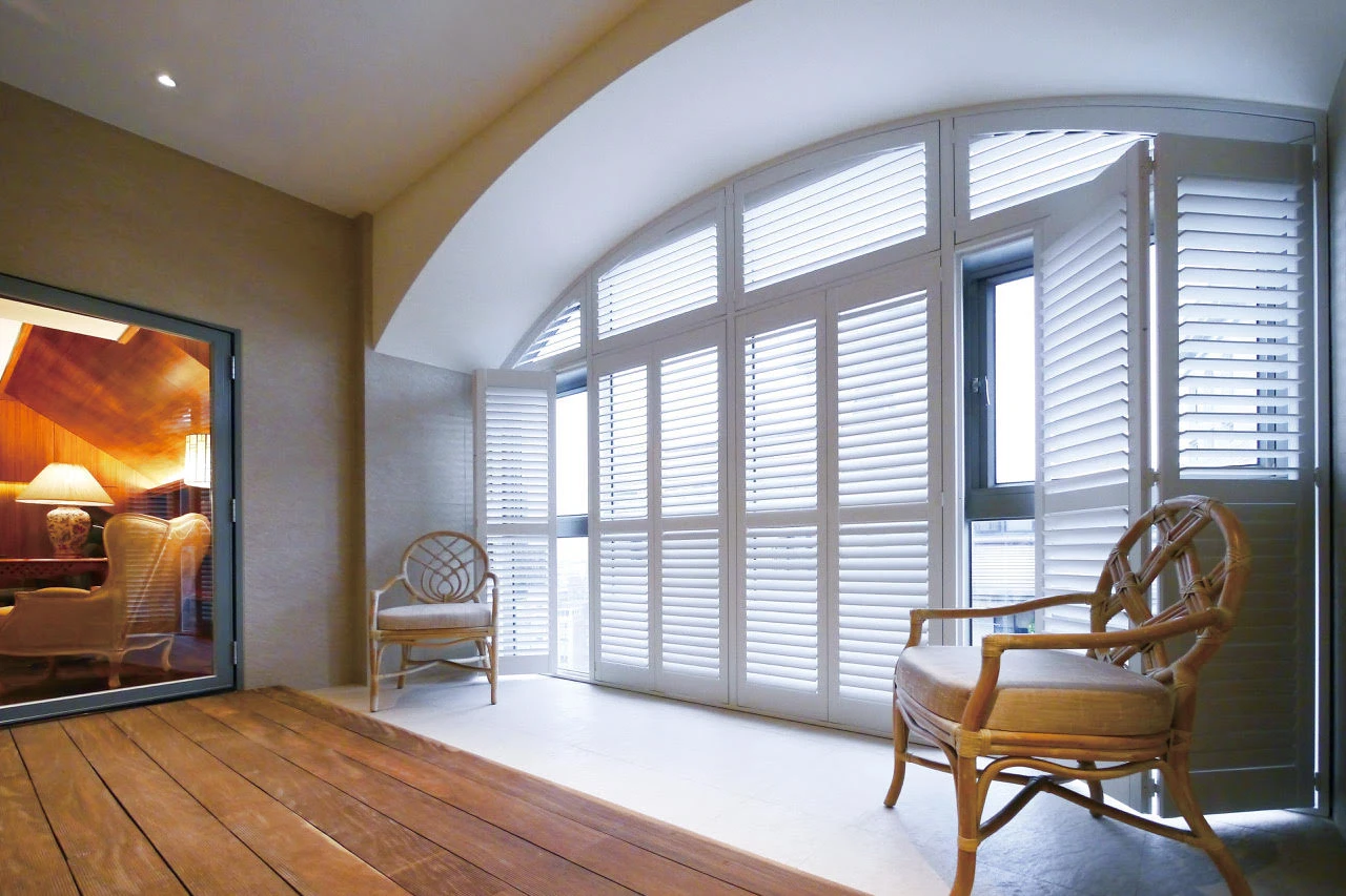 trendy-blinds-shutters-arched-window